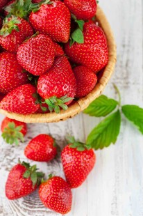 新鲜草莓盛于木篮中