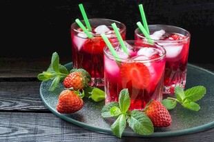 草莓冰饮配薄荷叶与鲜果