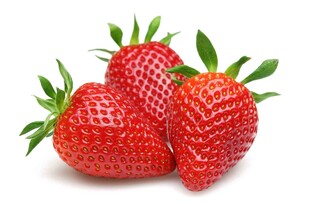 新鲜绿叶草莓色泽诱人