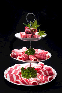 三层摆盘的新鲜美味牛羊肉卷