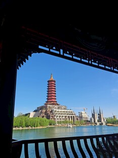 透过楼阁望古塔风景