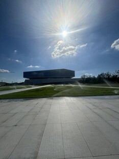 现代建筑与开阔户外景观