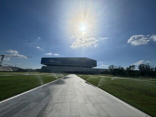 阳光下的现代建筑景观