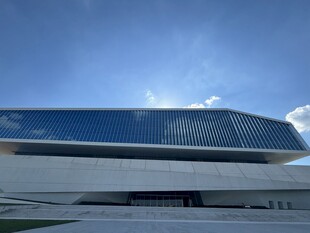 现代风格的宏伟建筑外观