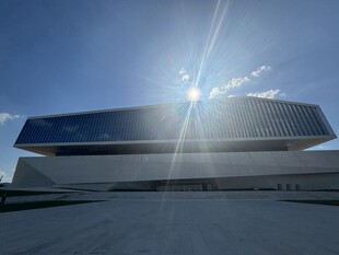 现代建筑在阳光下闪耀