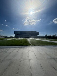 现代建筑前的开阔广场