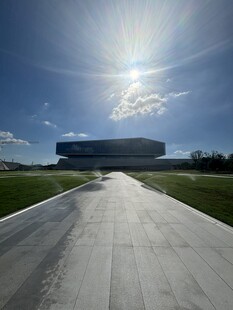 阳光下的宽阔道路与建筑