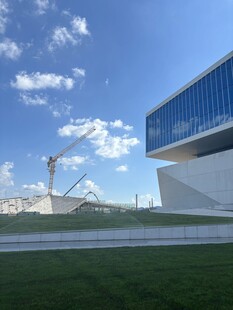 现代建筑与开阔绿地景观