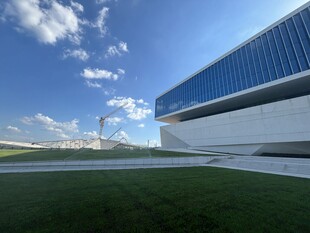 现代建筑与开阔绿地景观