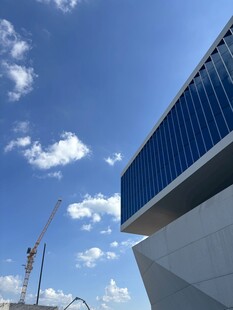 现代建筑与施工场景