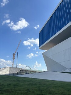 现代建筑外观与开阔天空