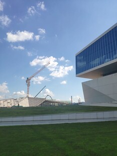 现代建筑与蓝天绿地景观