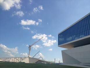 现代建筑与蓝天景观