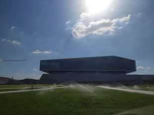 阳光下的现代建筑景观