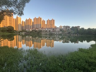 湖畔高楼映夕阳美景