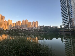 湖畔高楼映夕阳美景
