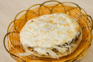 竹篮中的美味特色馅饼