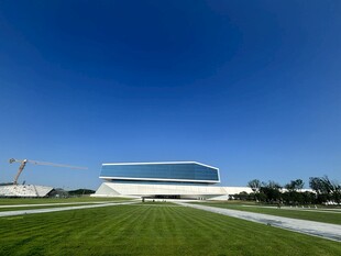 现代建筑与开阔绿地景观