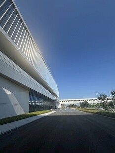 现代风格的宽阔建筑外观