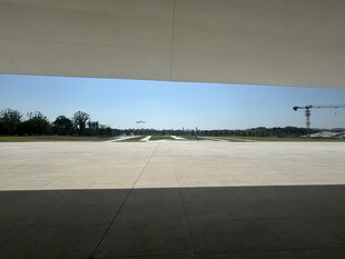 空旷施工场地全景