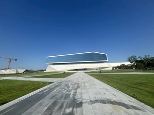 现代建筑前的开阔景观