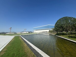 现代建筑旁的水景景观