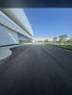 现代建筑旁的宽阔沥青道路