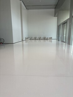 空旷洁净的室内宽敞空间