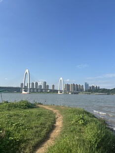 湖畔小径远眺城市天际线