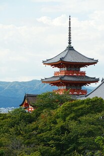 传统塔楼与自然景观