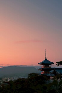黄昏下的日式塔楼美景