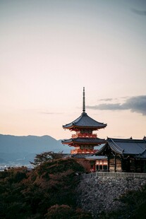 黄昏下的日式古塔美景