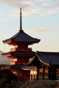 夕阳下的传统塔楼建筑