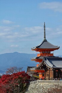 日本红叶中的古老佛塔