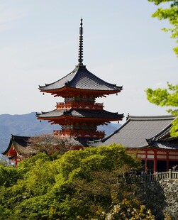 传统塔楼与周边景致