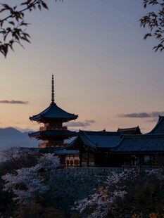 黄昏下的日式古建筑美景