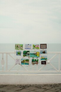 海边栏杆上的多彩展示板