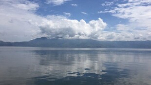 宁静湖面与远山的美丽景致