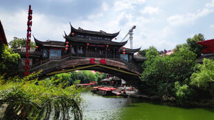 古桥横跨绿水间