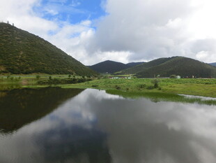 山间静谧湖水风景如画