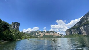 山水秀丽的江河风光