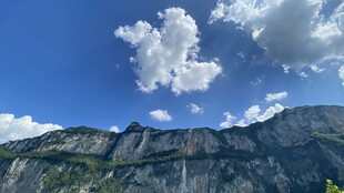 壮丽山景与蓝天白云