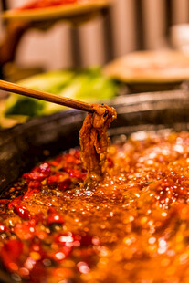热辣火锅涮食材瞬间