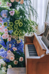钢琴旁的缤纷花卉景观