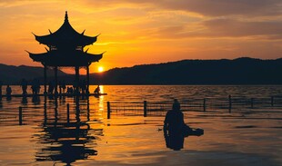 夕阳下湖畔的静谧亭景