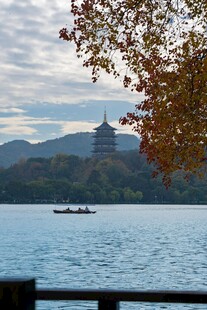 西湖湖畔秋景中的古韵楼阁
