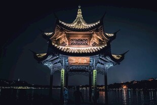 湖畔古亭夜景