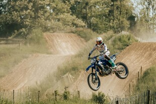 越野摩托飞跃瞬间