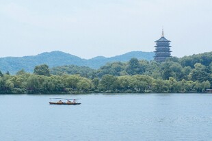 西湖美景中的游船与宝塔