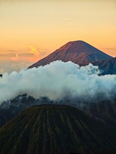 日出下的壮丽火山云海